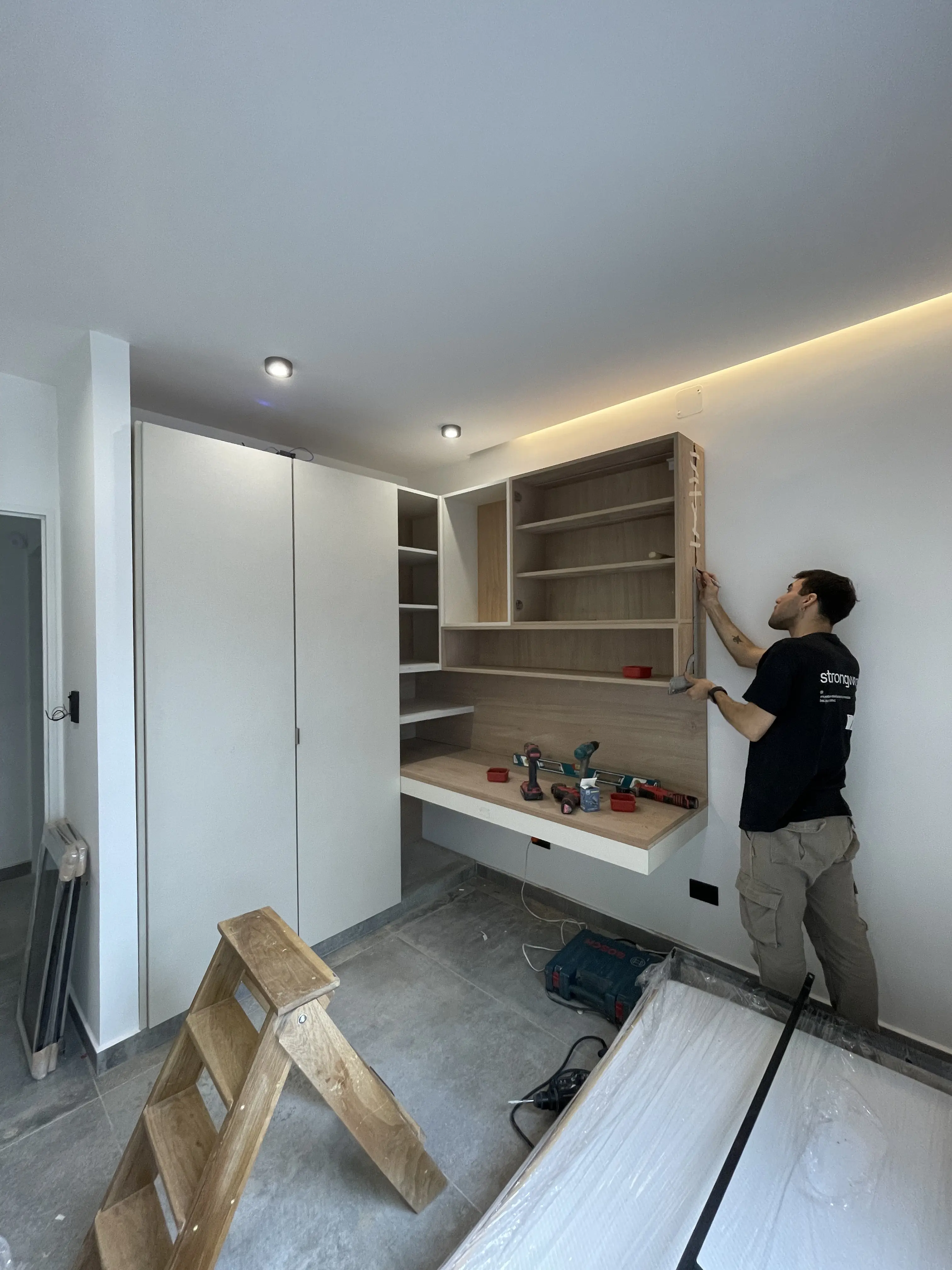 Colocación de estantería de madera clara con iluminación integrada