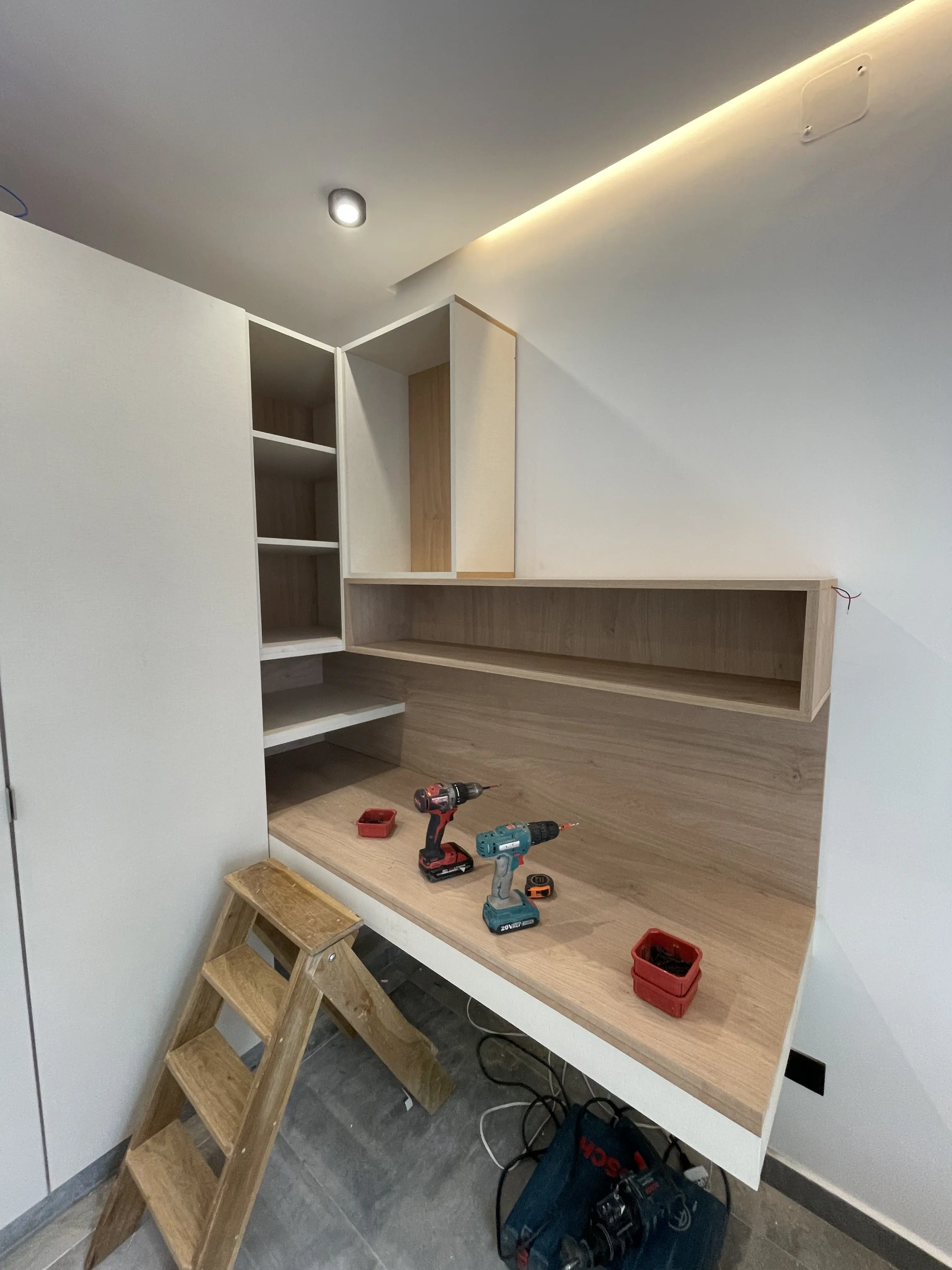 Estantería de madera clara con iluminación integrada