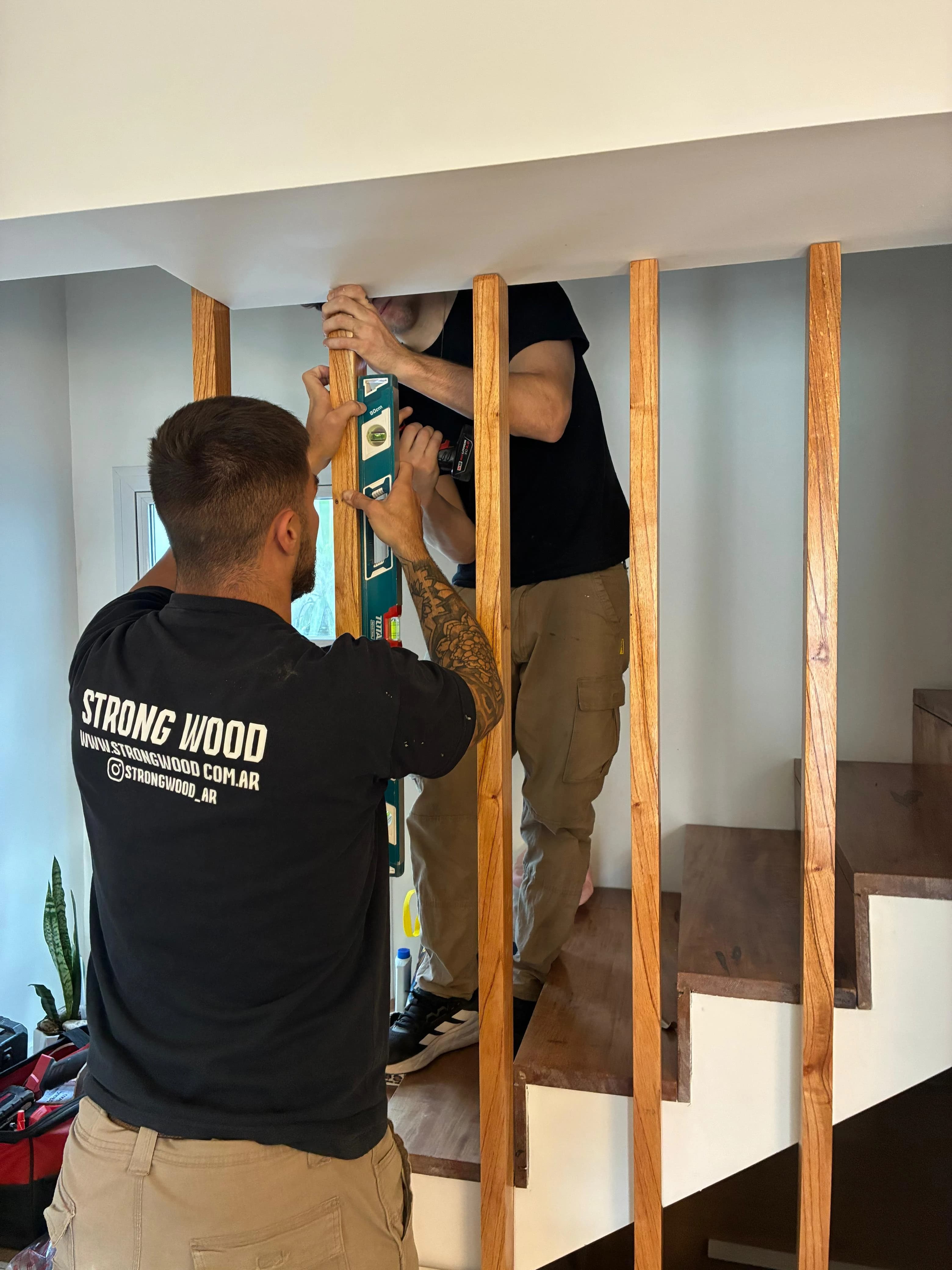 Armado de escalera con revestimiento de madera clara y diseño moderno