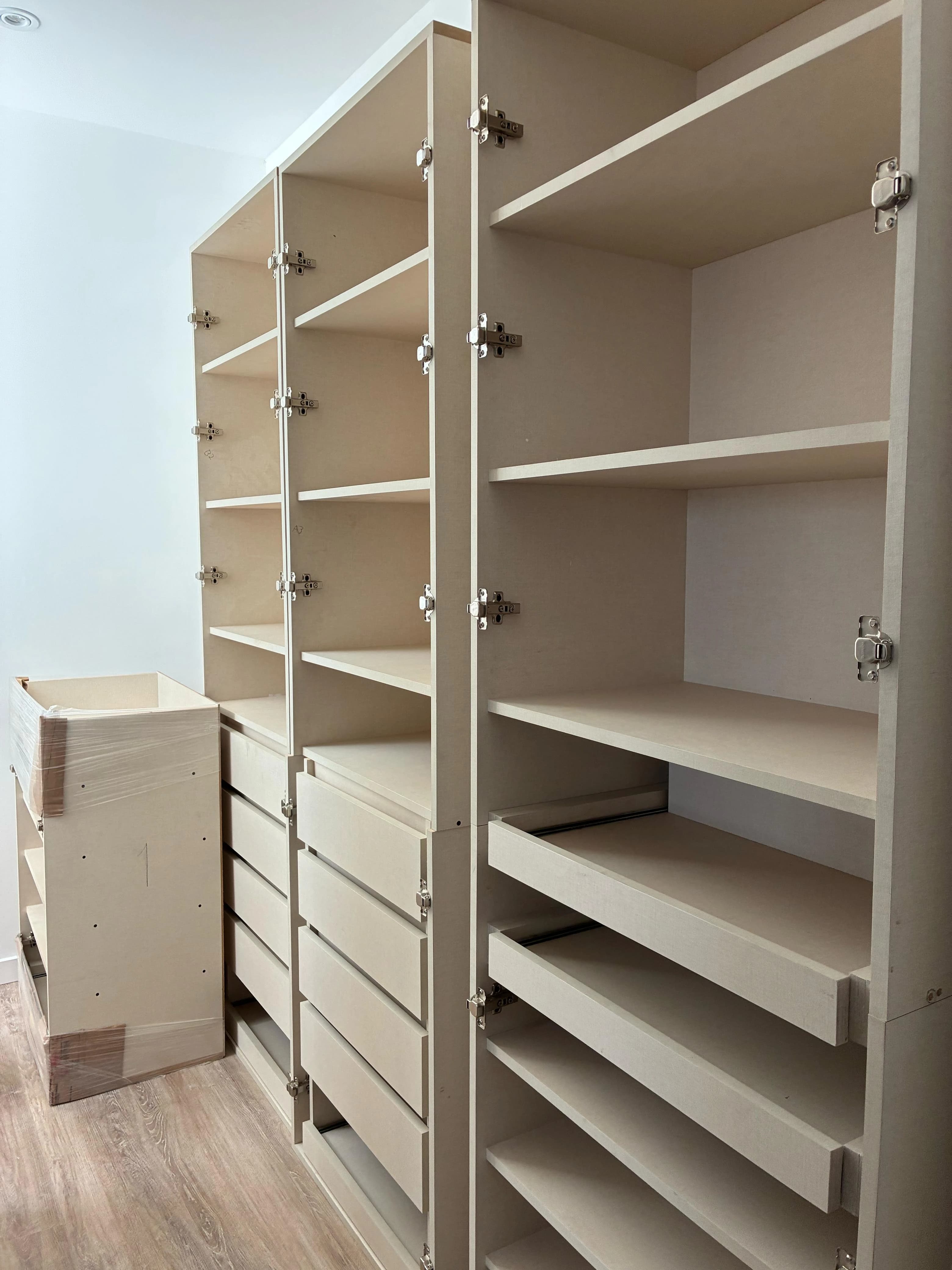 Armario de madera con terminación beige y herrajes ocultos