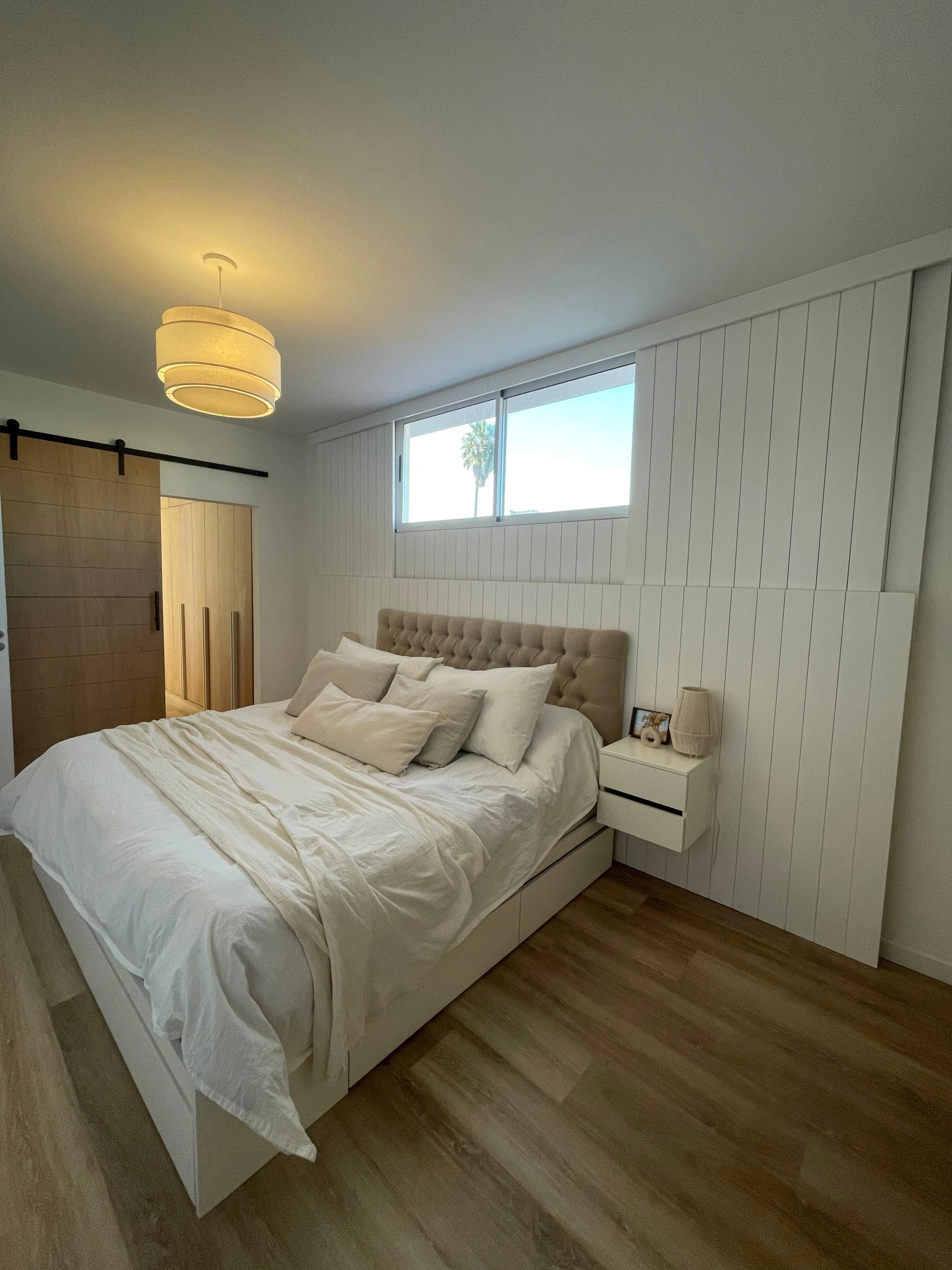 Dormitorio con muebles de madera integrados