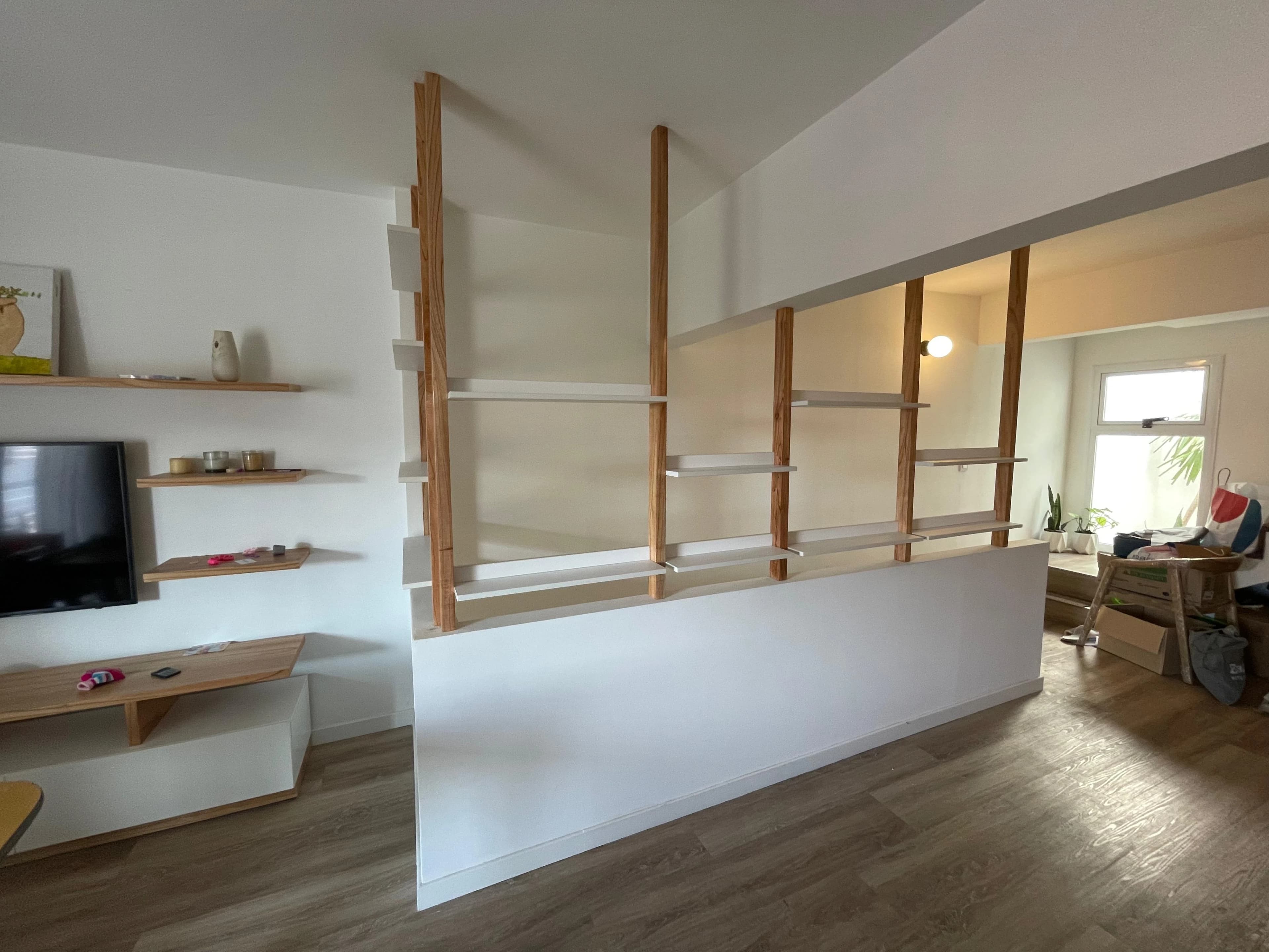 Escalera con estantes de madera integrados