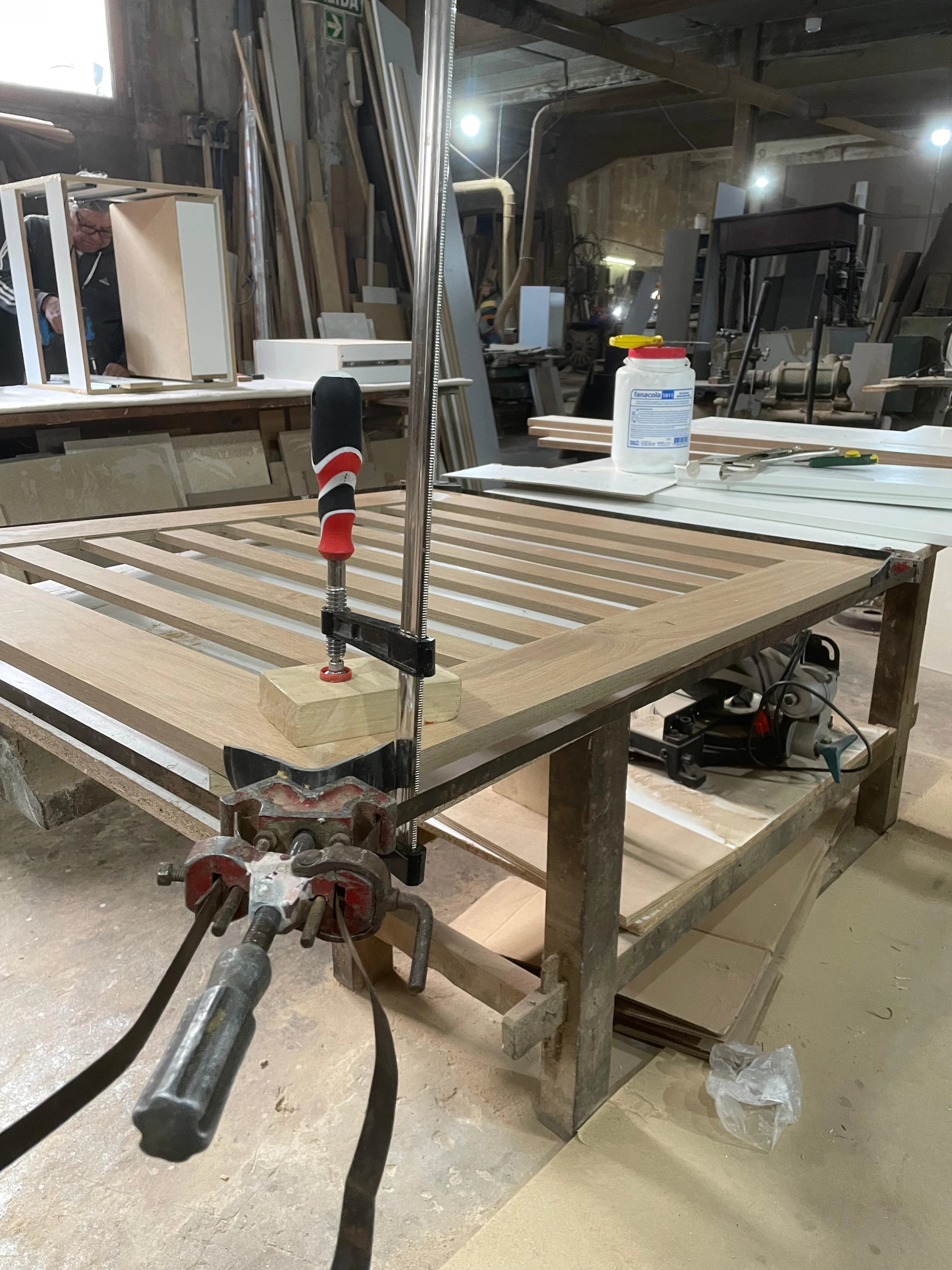 Proceso de fabricación en taller con carpintería trabajando en muebles de madera