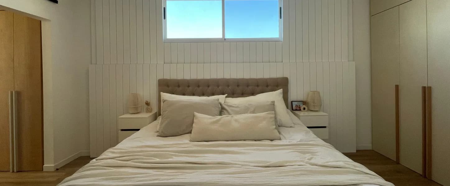 Dormitorio con paredes revestidas en láminas de madera