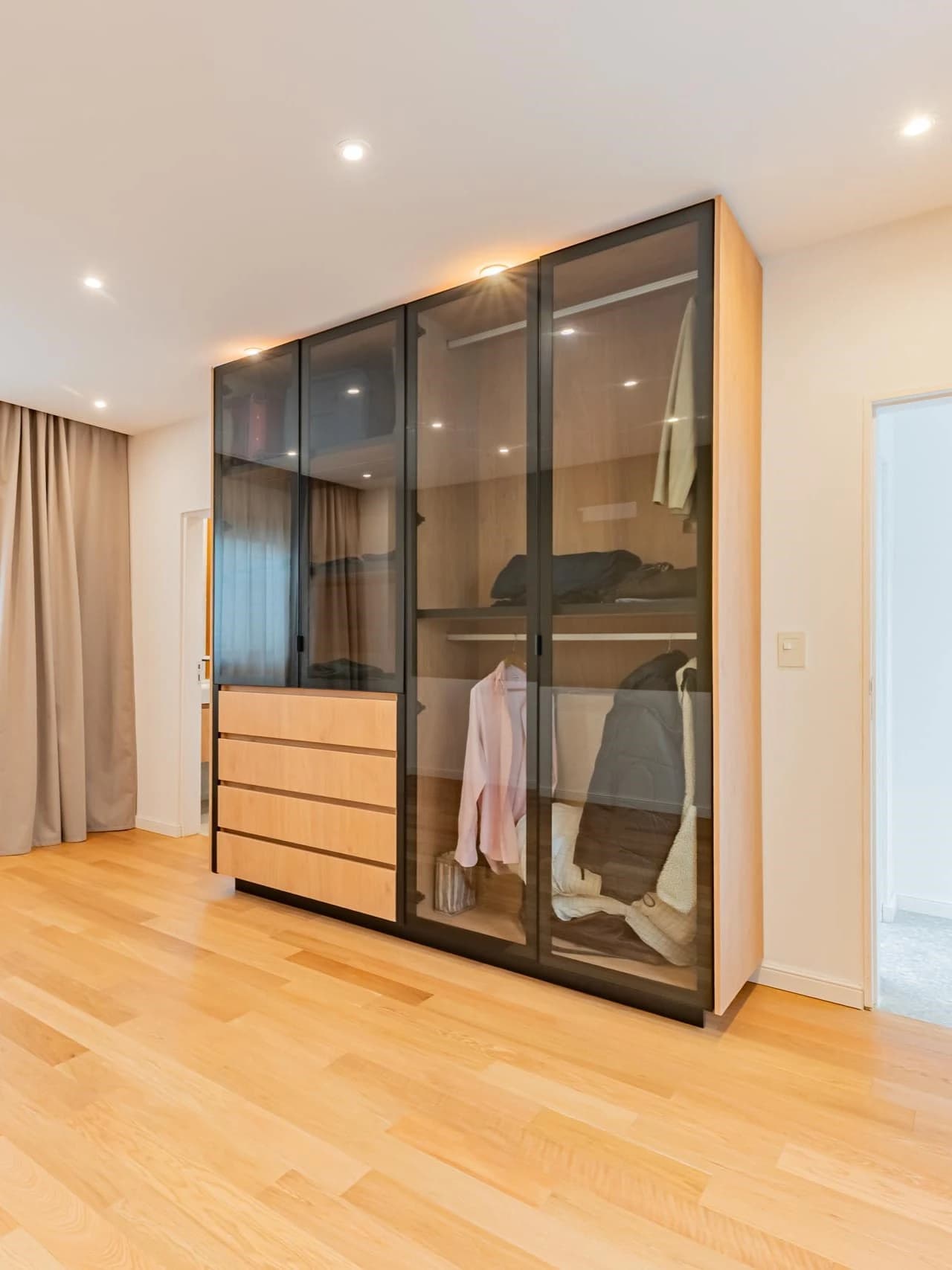 Armario de madera con puertas de vidrio templado y herrajes ocultos