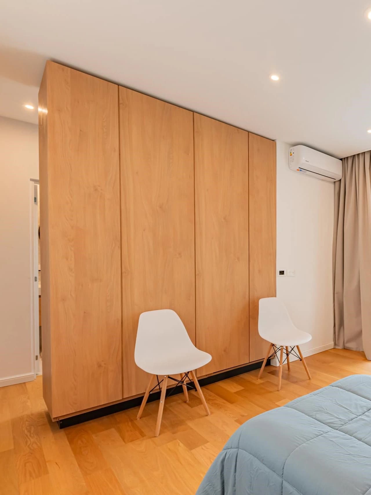 Armario de madera con puertas de melamina y sillas de madera