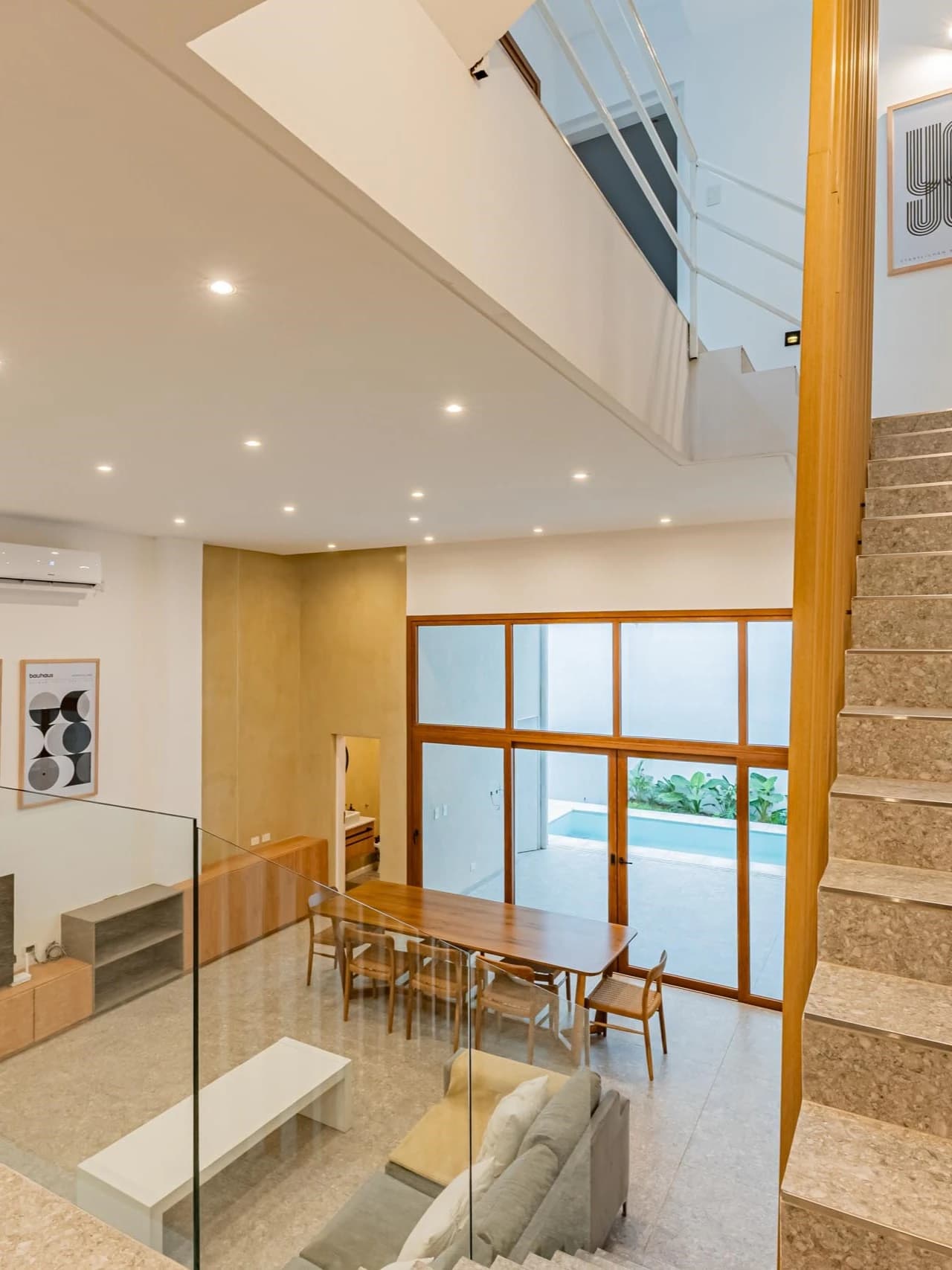 Living y comedor con mesada y puertas de melamina