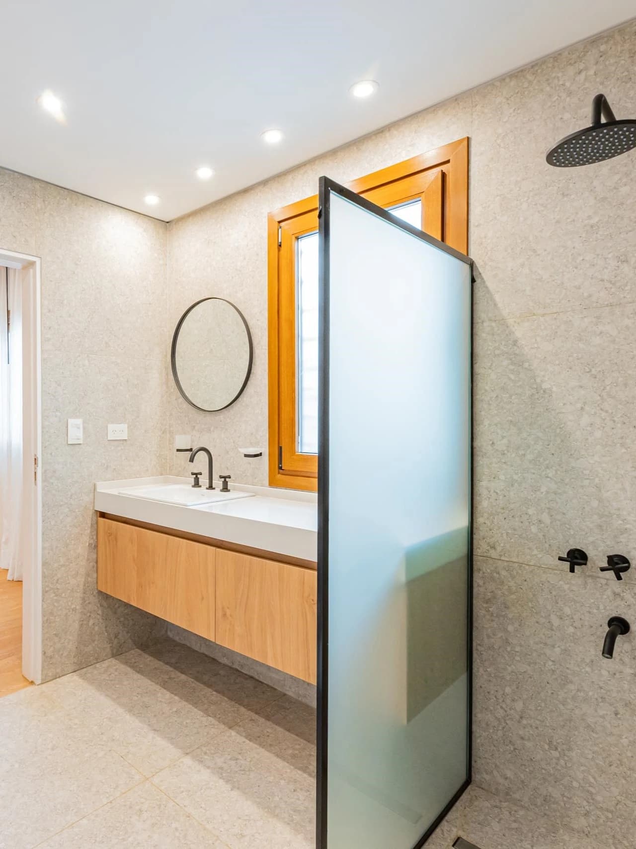 Vanitory moderno con puertas de vidrio templado y herrajes ocultos