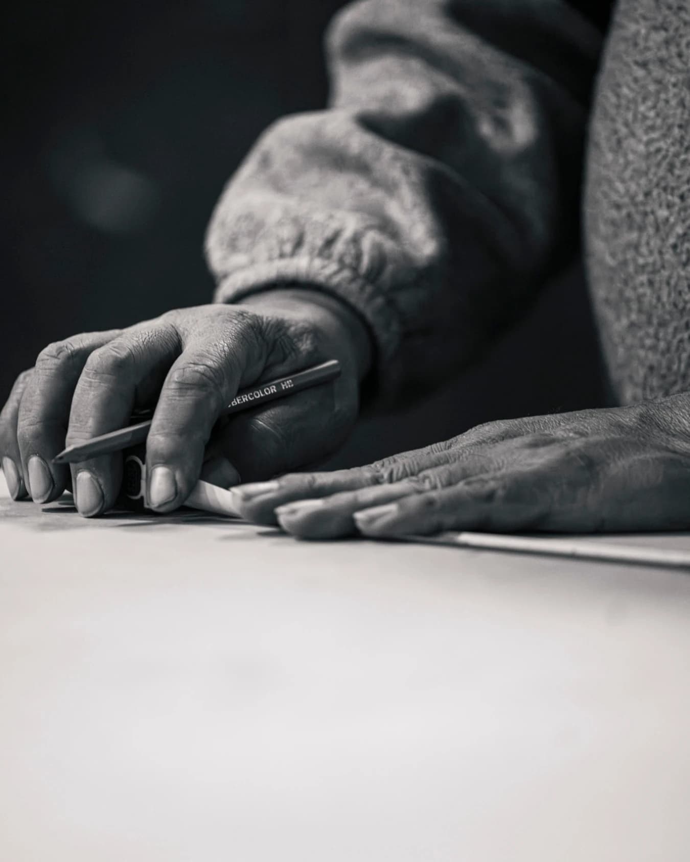 Mano dibujando un boceto de mueble