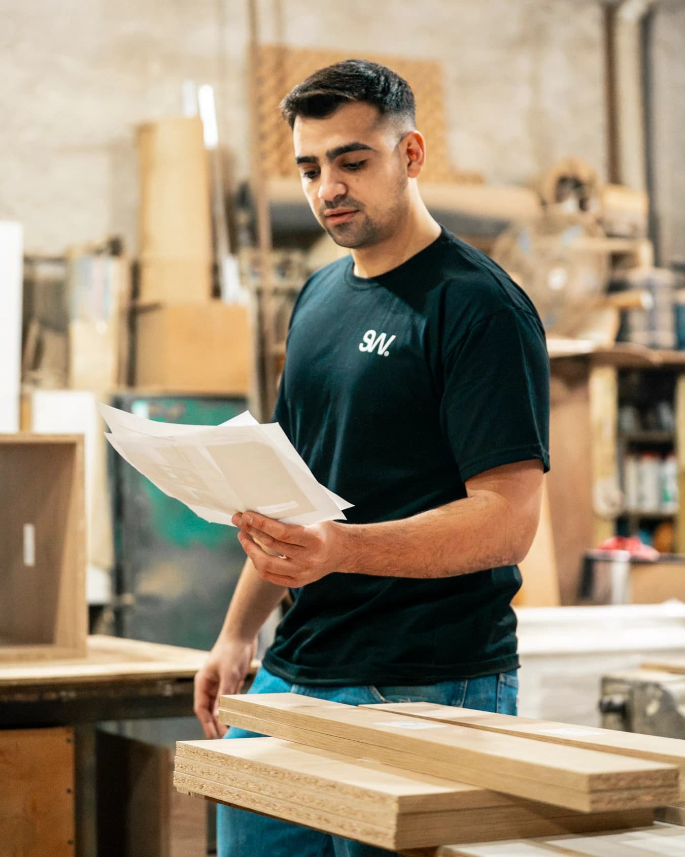 Planos de muebles sobre una mesa de trabajo