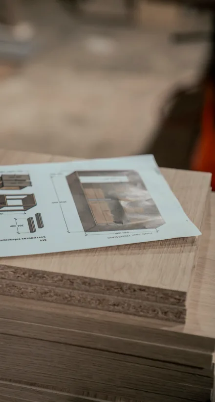 Planos de muebles de madera sobre un tablero